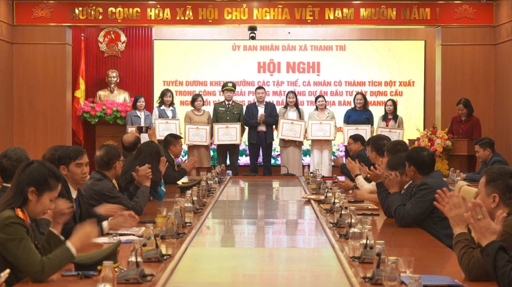 Xã Thanh Trì khen thưởng 2 tập thể, 66 cá nhân có thành tích xuất sắc trong công tác giải phóng mặt bằng dự án cầu Ngọc Hồi- Ảnh 8.