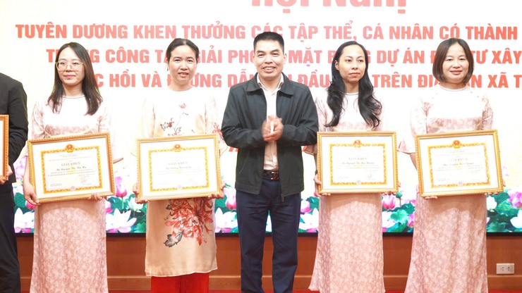 Xã Thanh Trì khen thưởng 2 tập thể, 66 cá nhân có thành tích xuất sắc trong công tác giải phóng mặt bằng dự án cầu Ngọc Hồi- Ảnh 7.