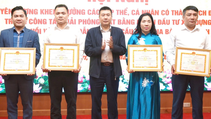 Xã Thanh Trì khen thưởng 2 tập thể, 66 cá nhân có thành tích xuất sắc trong công tác giải phóng mặt bằng dự án cầu Ngọc Hồi- Ảnh 3.