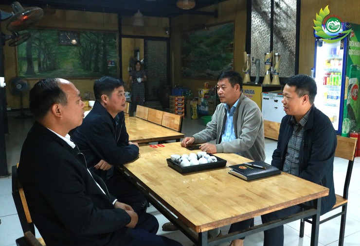 Phó Bí thư Thường trực Đảng ủy xã Phú Cát vận động các hộ dân bàn giao mặt bằng Dự án Khu Công nghệ cao Hòa Lạc- Ảnh 1.