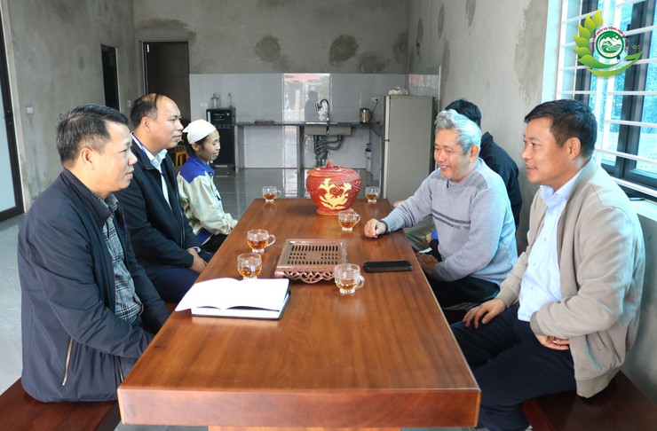 Phó Bí thư Thường trực Đảng ủy xã Phú Cát vận động các hộ dân bàn giao mặt bằng Dự án Khu Công nghệ cao Hòa Lạc- Ảnh 2.