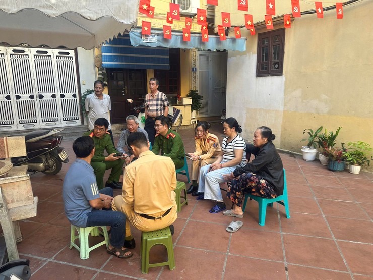 CÔNG AN PHƯỜNG KIM LIÊN: NÂNG CAO HIỆU QUẢ GIẢI QUYẾT THỦ TỤC HÀNH CHÍNH, PHỤC VỤ NHÂN DÂN THIẾT THỰC, TRÁCH NHIỆM- Ảnh 3.