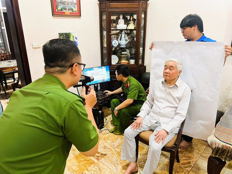 CÔNG AN PHƯỜNG KIM LIÊN: NÂNG CAO HIỆU QUẢ GIẢI QUYẾT THỦ TỤC HÀNH CHÍNH, PHỤC VỤ NHÂN DÂN THIẾT THỰC, TRÁCH NHIỆM- Ảnh 2.