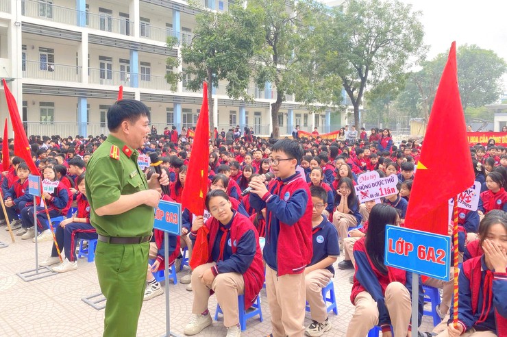 Bát Tràng tăng cường phổ biến pháp luật cho thanh thiếu nhi, xây dựng "Trường học không ma túy"- Ảnh 2.