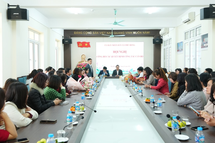 Ủy ban Nhân dân xã Phù Đổng công bố Quyết định về công tác cán bộ- Ảnh 1.