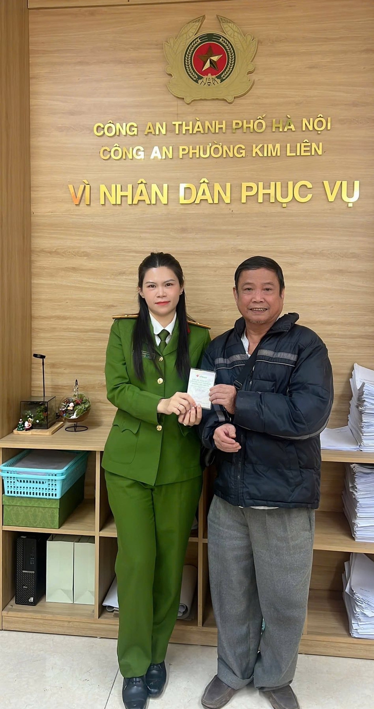 CÔNG AN PHƯỜNG KIM LIÊN: NÂNG CAO HIỆU QUẢ GIẢI QUYẾT THỦ TỤC HÀNH CHÍNH, PHỤC VỤ NHÂN DÂN THIẾT THỰC, TRÁCH NHIỆM- Ảnh 1.