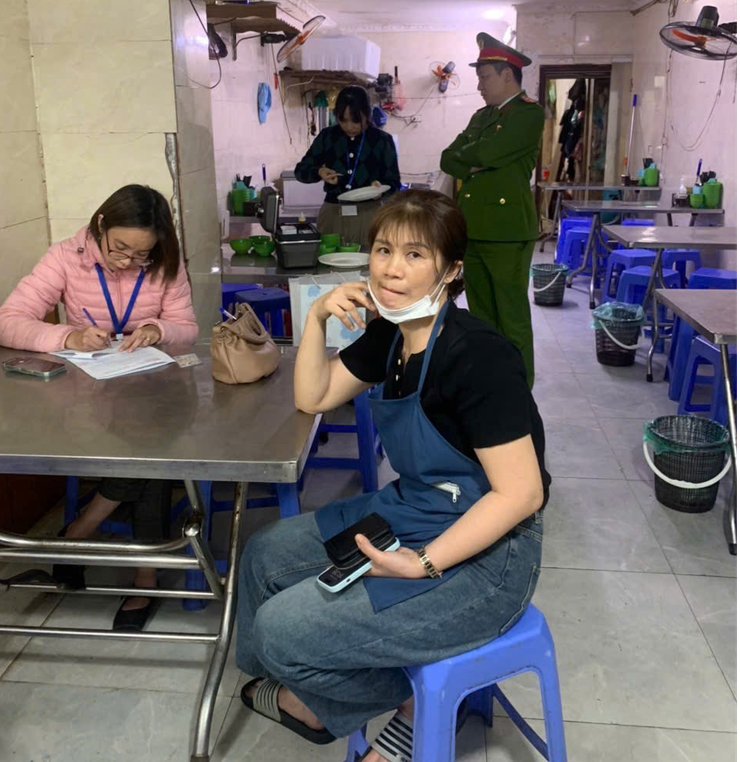 PHƯỜNG KIM LIÊN ĐẨY MẠNH THÔNG TIN, TUYÊN TRUYỀN, VẬN ĐỘNG KHẮC PHỤC 5 ĐIỂM NGHẼN LỚN CỦA THÀNH PHỐ TRÊN ĐỊA BÀN, TRIỂN KHAI ĐỒNG BỘ CÁC GIẢI PHÁP, QUYẾT TÂM XÂY DỰNG ĐÔ THỊ VĂN MINH, KỶ CƯƠNG, SÁNG - XANH - SẠCH - ĐẸP- Ảnh 6.