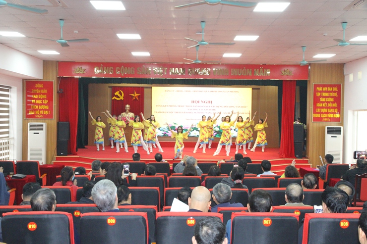 Phường Xuân Phương tổng kết phong trào “Toàn dân đoàn kết xây dựng đời sống văn hóa” năm 2025, phát động thi đua và triển khai công tác mừng thọ năm 2026
- Ảnh 4.