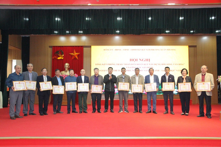 Phường Xuân Phương tổng kết phong trào “Toàn dân đoàn kết xây dựng đời sống văn hóa” năm 2025, phát động thi đua và triển khai công tác mừng thọ năm 2026
- Ảnh 13.