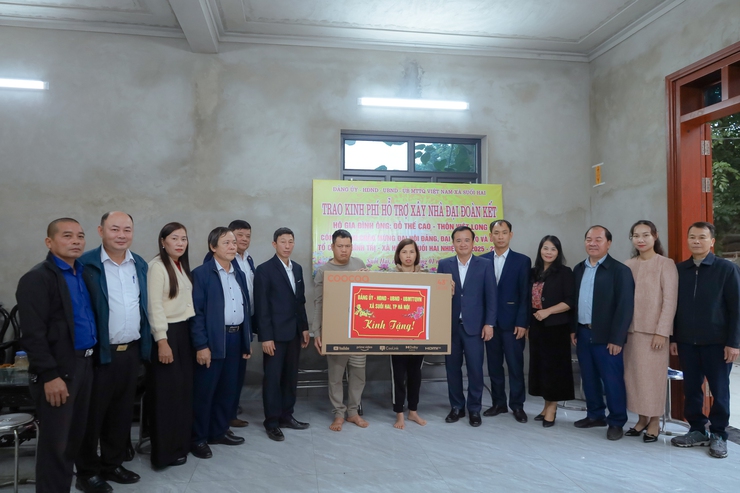 Suối Hai trao 4 nhà " Đại đoàn kết" năm 2025: Lan tỏa nghĩ tình, thắp lên niềm tin an cư.- Ảnh 4.