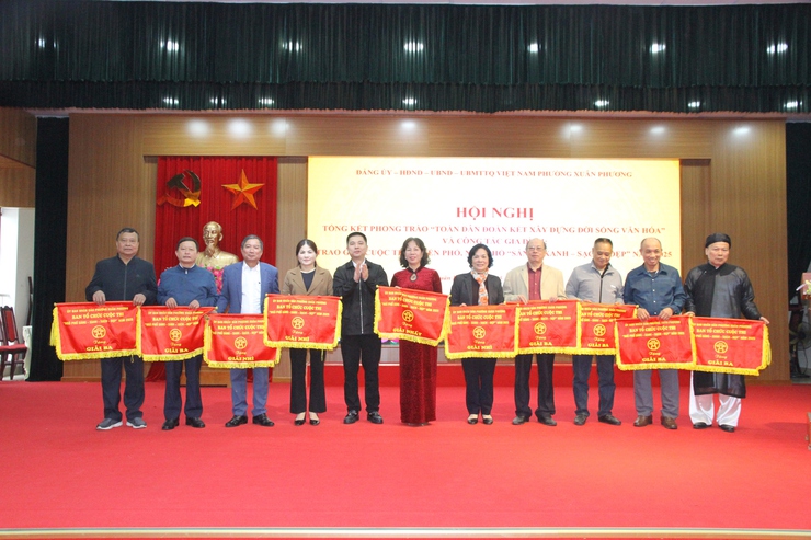 Phường Xuân Phương tổng kết phong trào “Toàn dân đoàn kết xây dựng đời sống văn hóa” năm 2025, phát động thi đua và triển khai công tác mừng thọ năm 2026
- Ảnh 18.