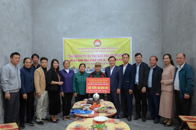 Suối Hai trao 4 nhà " Đại đoàn kết" năm 2025: Lan tỏa nghĩ tình, thắp lên niềm tin an cư.- Ảnh 3.