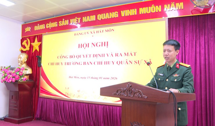 Công bố và Trao Quyết định quyết định bổ nhiệm Chỉ huy trưởng Ban CHQS xã Hát Môn- Ảnh 2.