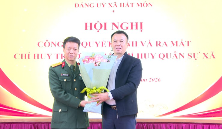 Công bố và Trao Quyết định quyết định bổ nhiệm Chỉ huy trưởng Ban CHQS xã Hát Môn- Ảnh 1.