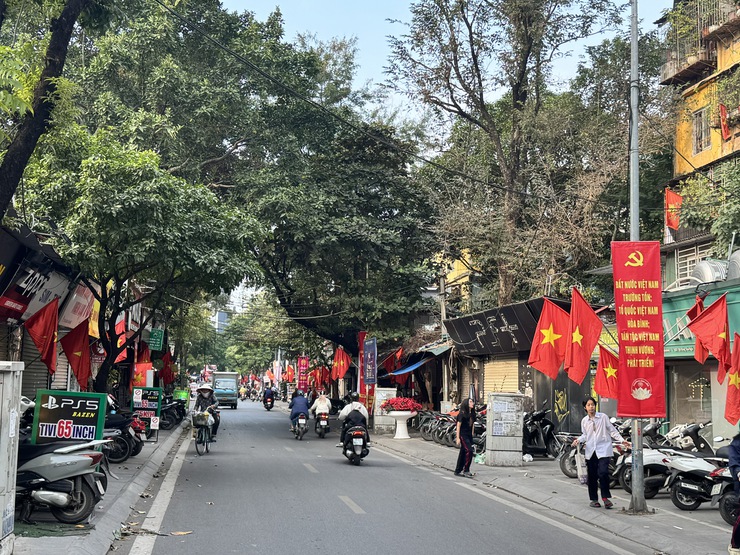 PHƯỜNG KIM LIÊN ĐẨY MẠNH THÔNG TIN, TUYÊN TRUYỀN, VẬN ĐỘNG KHẮC PHỤC 5 ĐIỂM NGHẼN LỚN CỦA THÀNH PHỐ TRÊN ĐỊA BÀN, TRIỂN KHAI ĐỒNG BỘ CÁC GIẢI PHÁP, QUYẾT TÂM XÂY DỰNG ĐÔ THỊ VĂN MINH, KỶ CƯƠNG, SÁNG - XANH - SẠCH - ĐẸP- Ảnh 9.