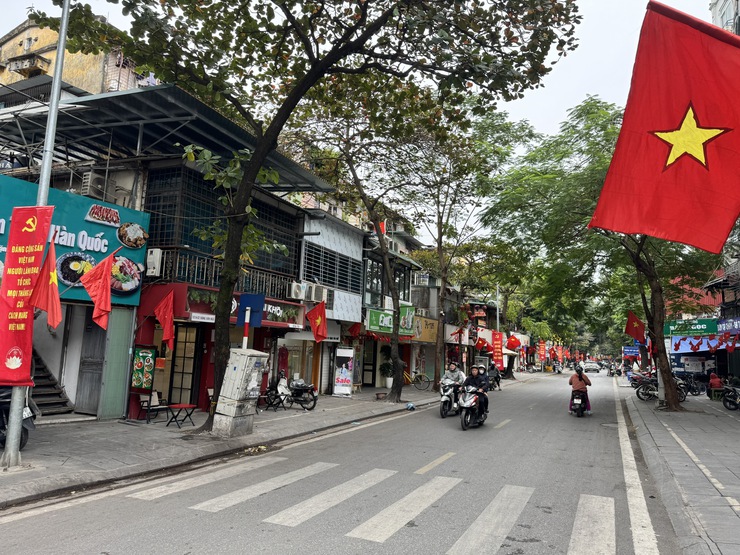 PHƯỜNG KIM LIÊN ĐẨY MẠNH THÔNG TIN, TUYÊN TRUYỀN, VẬN ĐỘNG KHẮC PHỤC 5 ĐIỂM NGHẼN LỚN CỦA THÀNH PHỐ TRÊN ĐỊA BÀN, TRIỂN KHAI ĐỒNG BỘ CÁC GIẢI PHÁP, QUYẾT TÂM XÂY DỰNG ĐÔ THỊ VĂN MINH, KỶ CƯƠNG, SÁNG - XANH - SẠCH - ĐẸP- Ảnh 11.