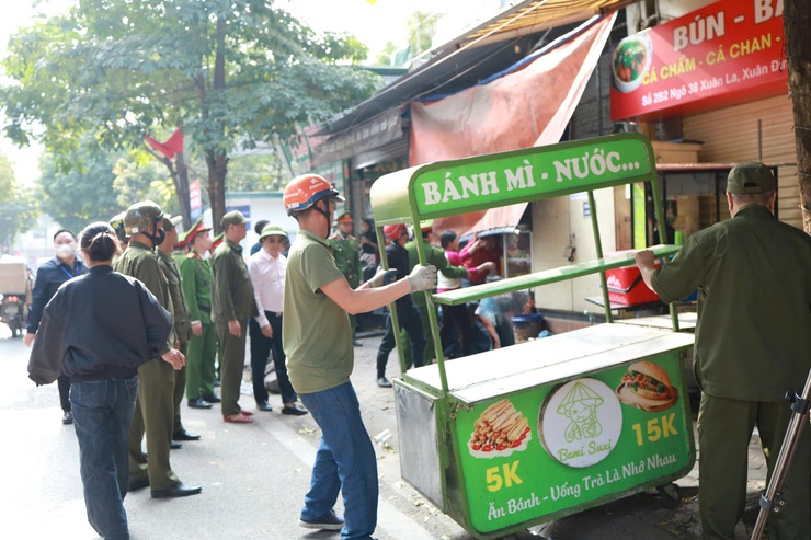 Phường Xuân Đỉnh ra quân giải quyết điểm nghẽn về trật tự đô thị- Ảnh 7.