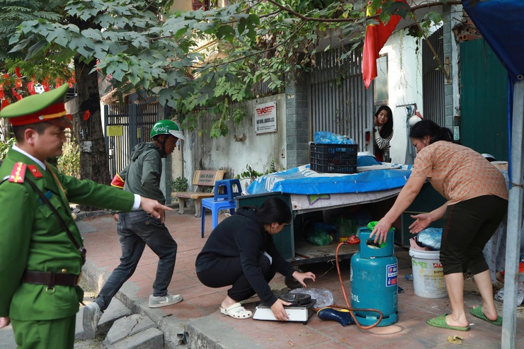 Phường Xuân Đỉnh ra quân giải quyết điểm nghẽn về trật tự đô thị- Ảnh 4.