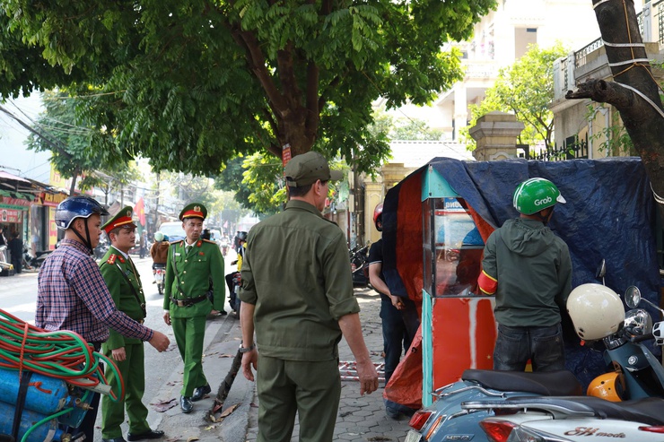 Phường Xuân Đỉnh ra quân giải quyết điểm nghẽn về trật tự đô thị- Ảnh 6.