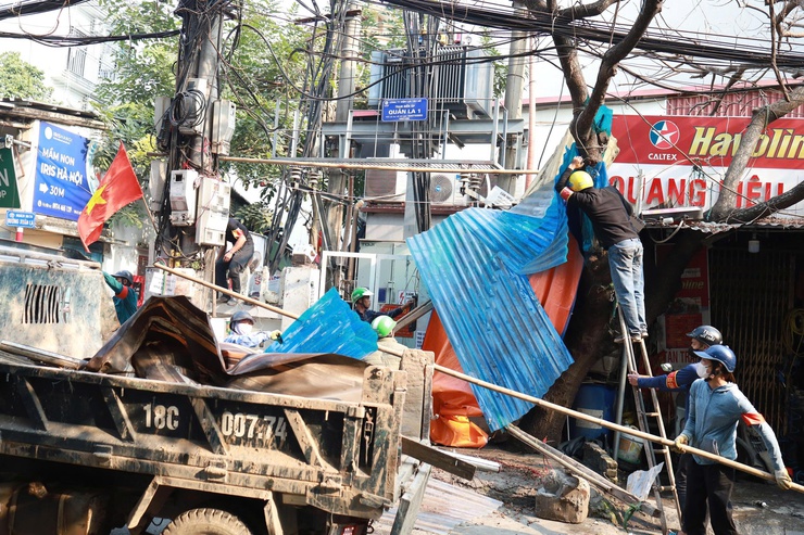 Phường Xuân Đỉnh ra quân giải quyết điểm nghẽn về trật tự đô thị- Ảnh 3.