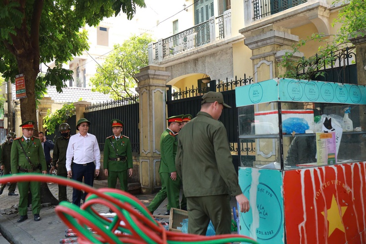 Phường Xuân Đỉnh ra quân giải quyết điểm nghẽn về trật tự đô thị- Ảnh 1.