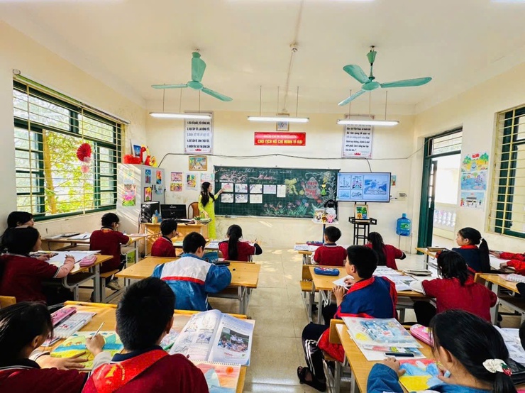 ĐOÀN CÔNG TÁC CỦA SỞ GIÁO DỤC-ĐÀO TẠO HÀ NỘI VỀ LÀM VIỆC TẠI TRƯỜNG TIỂU HỌC TÂN MINH A- Ảnh 2.