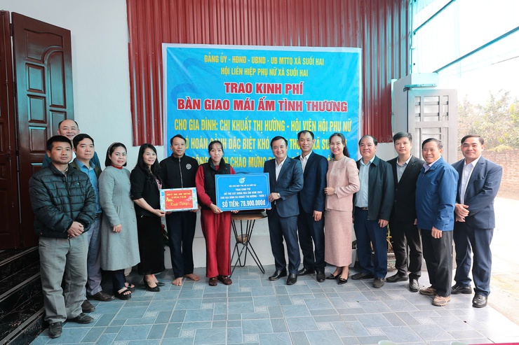 Suối Hai trao 4 nhà " Đại đoàn kết" năm 2025: Lan tỏa nghĩ tình, thắp lên niềm tin an cư.- Ảnh 5.