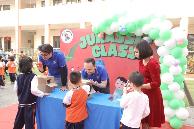 TRƯỜNG TIỂU HỌC CỔ NHUẾ 2A – PHƯỜNG ĐÔNG NGẠC SÔI NỔI TỔ CHỨC NGÀY HỘI GIAO LƯU TIẾNG ANH – STEM – CÔNG DÂN SỐ TÍ HON
- Ảnh 9.