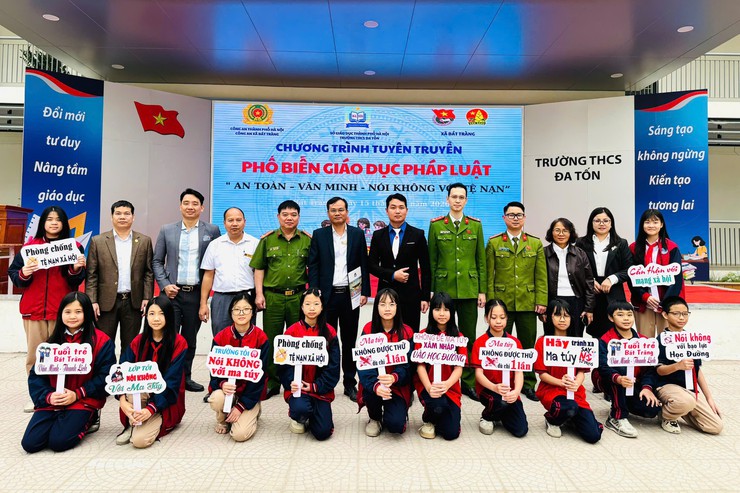 Bát Tràng tăng cường phổ biến pháp luật cho thanh thiếu nhi, xây dựng "Trường học không ma túy"- Ảnh 1.