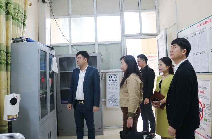 Đồng chí Phó Chủ tịch UBND xã Quốc Oai khảo sát, chỉ đạo công tác chuẩn bị kiểm định chất lượng giáo dục, công nhận trường đạt chuẩn quốc gia năm 2026- Ảnh 1.