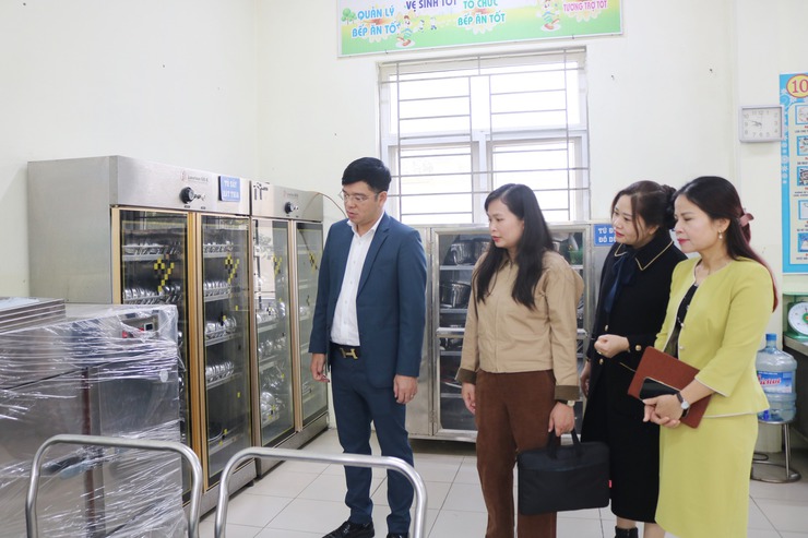 Đồng chí Phó Chủ tịch UBND xã Quốc Oai khảo sát, chỉ đạo công tác chuẩn bị kiểm định chất lượng giáo dục, công nhận trường đạt chuẩn quốc gia năm 2026- Ảnh 2.