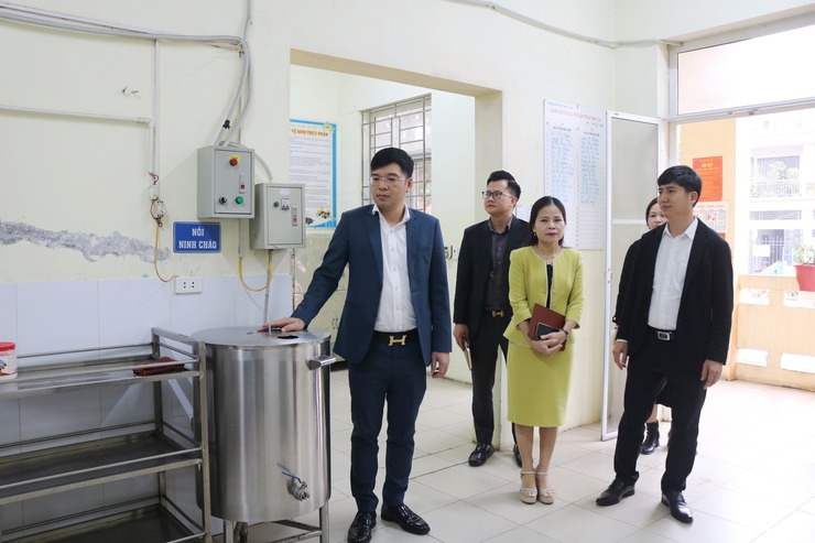 Đồng chí Phó Chủ tịch UBND xã Quốc Oai khảo sát, chỉ đạo công tác chuẩn bị kiểm định chất lượng giáo dục, công nhận trường đạt chuẩn quốc gia năm 2026- Ảnh 3.