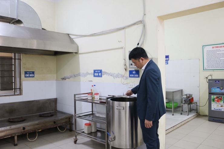 Đồng chí Phó Chủ tịch UBND xã Quốc Oai khảo sát, chỉ đạo công tác chuẩn bị kiểm định chất lượng giáo dục, công nhận trường đạt chuẩn quốc gia năm 2026- Ảnh 4.