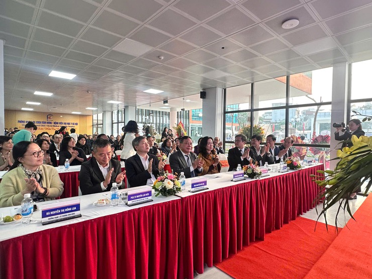 LỄ CÔNG BỐ HỢP TÁC GIỮA BỆNH VIỆN ĐẠI HỌC Y HÀ NỘI VÀ TRẠM Y TẾ PHƯỜNG VĨNH HƯNG- Ảnh 1.