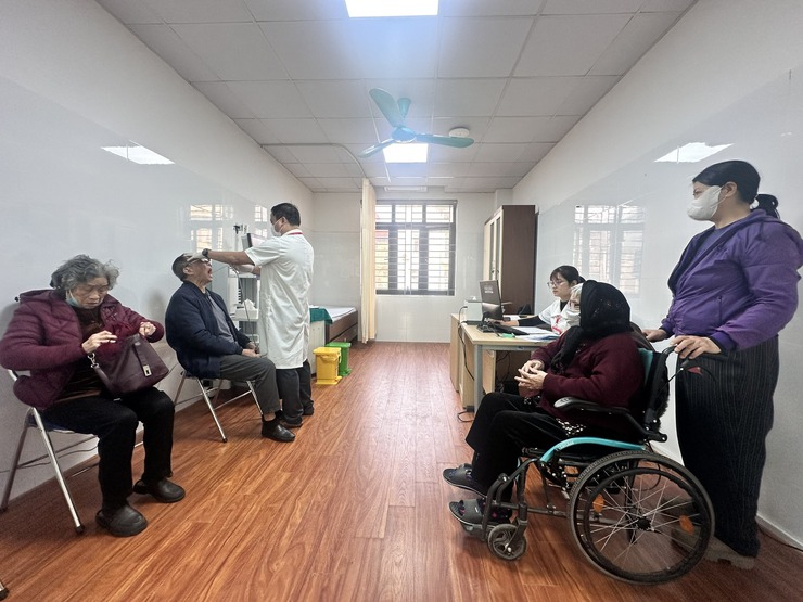 LỄ CÔNG BỐ HỢP TÁC GIỮA BỆNH VIỆN ĐẠI HỌC Y HÀ NỘI VÀ TRẠM Y TẾ PHƯỜNG VĨNH HƯNG- Ảnh 4.