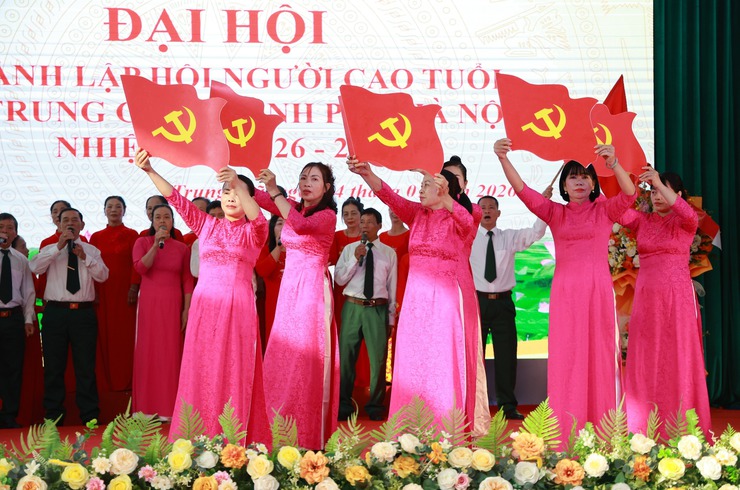 NHỮNG TIẾT MỤC VĂN NGHỆ ĐẶC SẮC CỦA HỘI VIÊN NGƯỜI CAO TUỔI TẠI ĐẠI HỘI THÀNH LẬP HỘI NGƯỜI CAO TUỔI XÃ TRUNG GIÃ, THÀNH PHỐ HÀ NỘI NHIỆM KỲ 2026-2031- Ảnh 2.