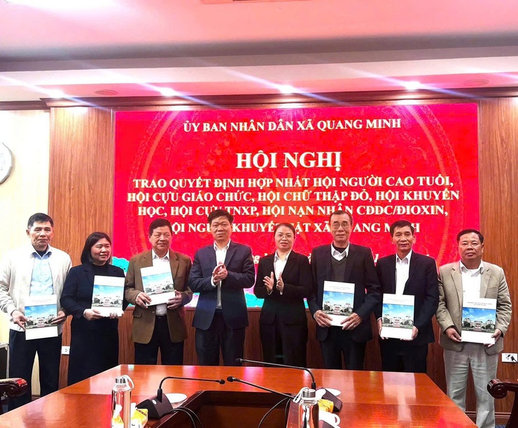 Quang Minh tổ chức Hội nghị công bố và trao Quyết định hợp nhất các hội đặc thù trên địa bàn xã.- Ảnh 1.