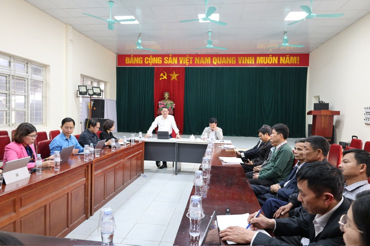 Đồng chí Bí thư Đảng uỷ xã Tiến Thắng Hoàng Anh Tuấn 
làm việc với chi bộ thôn Diến Táo
- Ảnh 1.