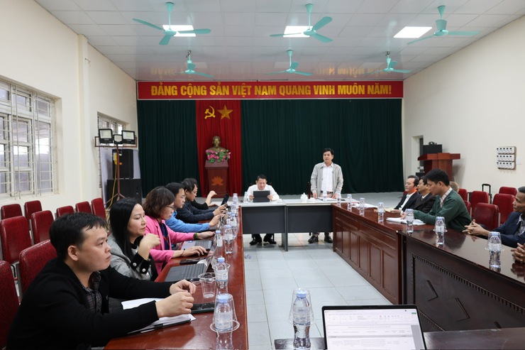 Đồng chí Bí thư Đảng uỷ xã Tiến Thắng Hoàng Anh Tuấn 
làm việc với chi bộ thôn Diến Táo
- Ảnh 2.