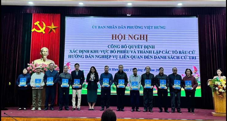 Phường Việt Hưng công bố quyết định xác định khu vực bỏ phiếu và thành lập Tổ bầu cử đại biểu Quốc hội và Hội đồng nhân dân các cấp nhiệm kỳ 2026 - 2031- Ảnh 3.