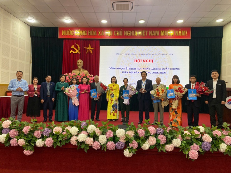 Công bố Quyết định hợp nhất các hội quần chúng trên địa bàn phường Long Biên- Ảnh 2.