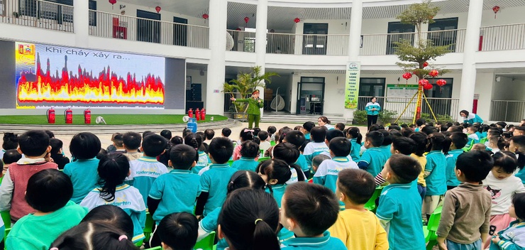 Trường mầm non Ánh Sao tổ chức tập huấn pccc cho trẻ với chủ đề: “Bé dũng cảm – bé biết bảo vệ mình” năm học 2025 - 2026- Ảnh 2.