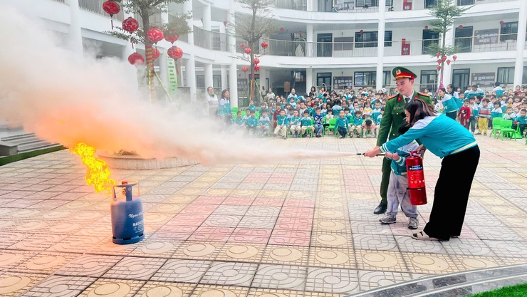 Trường mầm non Ánh Sao tổ chức tập huấn pccc cho trẻ với chủ đề: “Bé dũng cảm – bé biết bảo vệ mình” năm học 2025 - 2026- Ảnh 6.