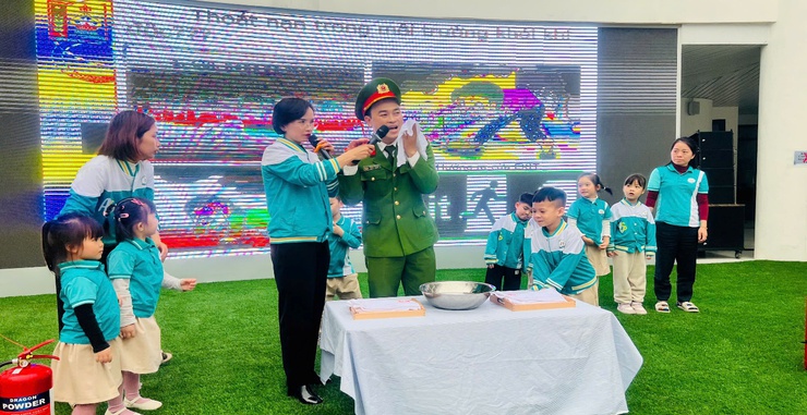 Trường mầm non Ánh Sao tổ chức tập huấn pccc cho trẻ với chủ đề: “Bé dũng cảm – bé biết bảo vệ mình” năm học 2025 - 2026- Ảnh 7.