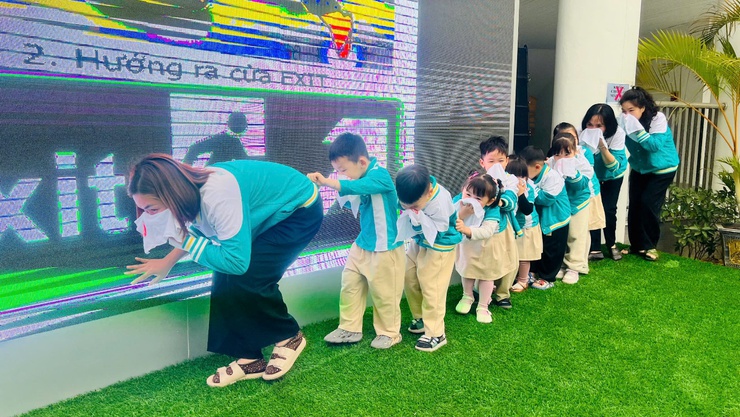 Trường mầm non Ánh Sao tổ chức tập huấn pccc cho trẻ với chủ đề: “Bé dũng cảm – bé biết bảo vệ mình” năm học 2025 - 2026- Ảnh 8.