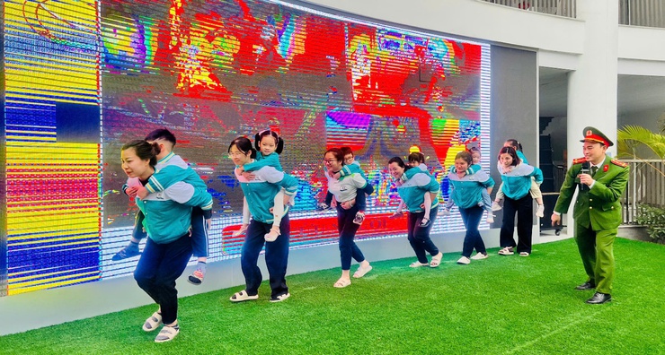 Trường mầm non Ánh Sao tổ chức tập huấn pccc cho trẻ với chủ đề: “Bé dũng cảm – bé biết bảo vệ mình” năm học 2025 - 2026- Ảnh 9.