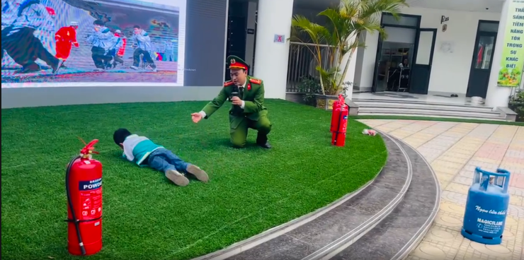 Trường mầm non Ánh Sao tổ chức tập huấn pccc cho trẻ với chủ đề: “Bé dũng cảm – bé biết bảo vệ mình” năm học 2025 - 2026- Ảnh 10.