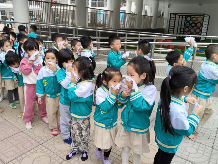 Trường mầm non Ánh Sao tổ chức tập huấn pccc cho trẻ với chủ đề: “Bé dũng cảm – bé biết bảo vệ mình” năm học 2025 - 2026- Ảnh 13.