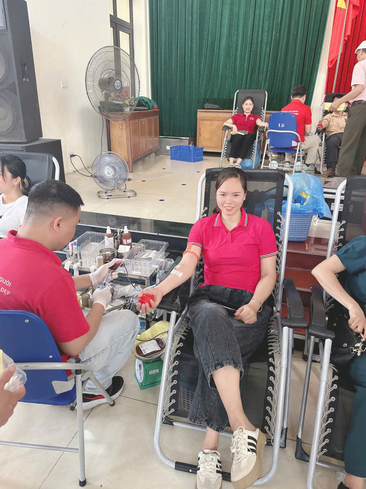 CÔ GIÁO NGUYỄN THỊ QUỲNH (TRƯỜNG MẦM NON TÂN ƯỚC)– GƯƠNG ĐIỂN HÌNH TIÊN TIẾN TRONG PHONG TRÀO HIẾN MÁU NHÂN ĐẠO- Ảnh 2.