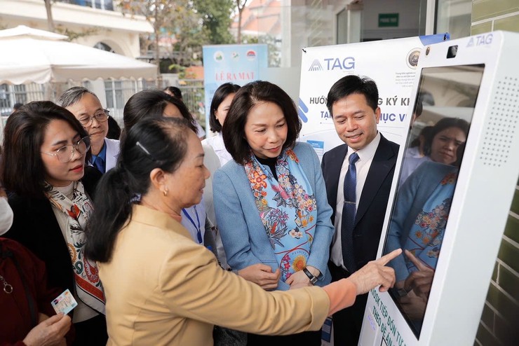 BVĐK Đức Giang phối hợp với phường Bồ Đề và phường Long Biên ra mắt mô hình chuyển đổi số toàn diện Trạm y tế- Ảnh 2.